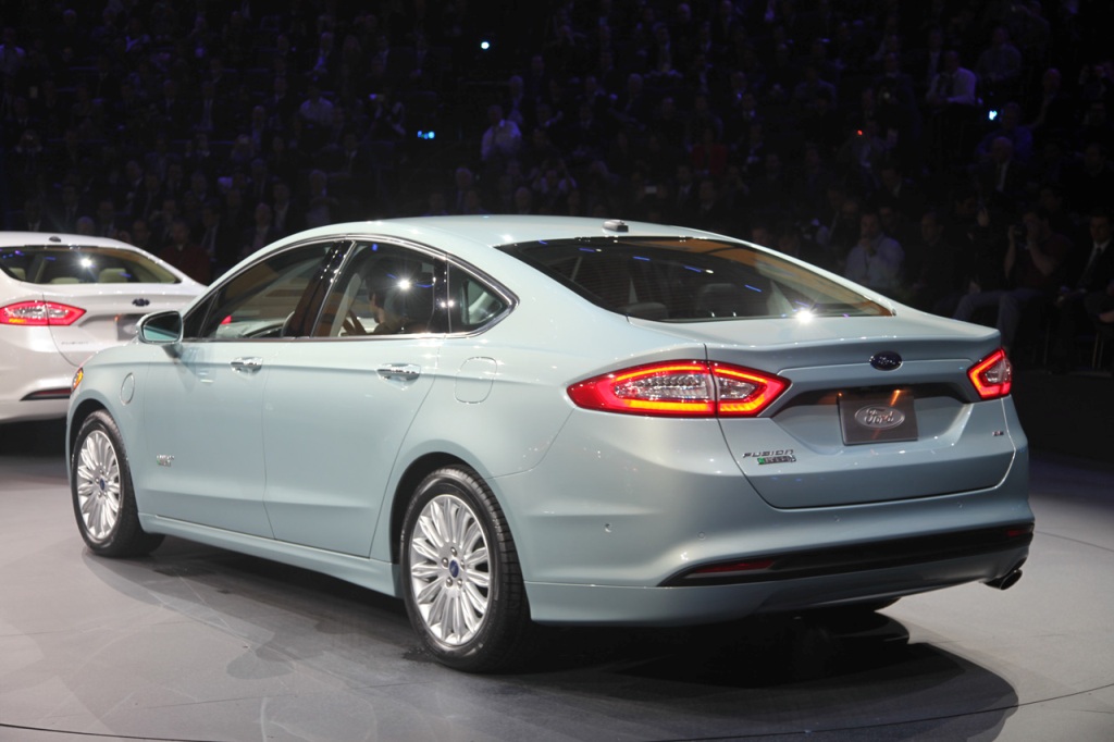 2013_Ford_Fusion_Sedan (2)-134.jpg
